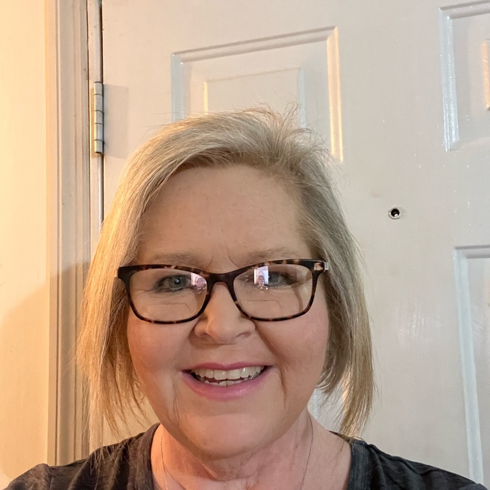 Meet your Posher, Lora